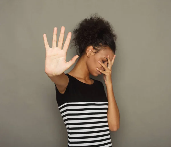 Giovane donna che si copre il viso di palma — Foto Stock