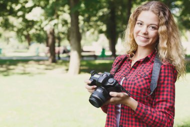 Kadın parkta duran fotoğraf çekmek