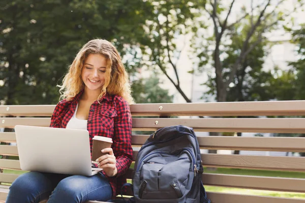 屋外でノート パソコンを持つ幸せな若い女性 — ストック写真