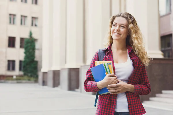 Vacker kvinnlig student står framför universitet cam — Stockfoto