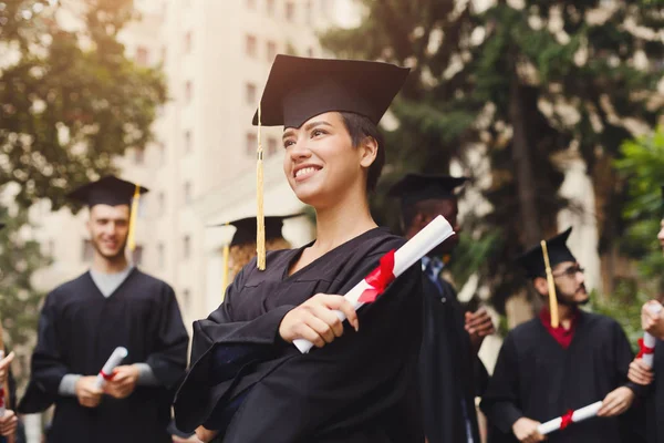 Jovem feliz em seu dia de formatura — Fotografia de Stock