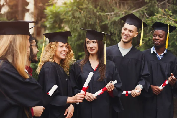 Grupo de estudiantes multiétnicos el día de la graduación — Foto de Stock