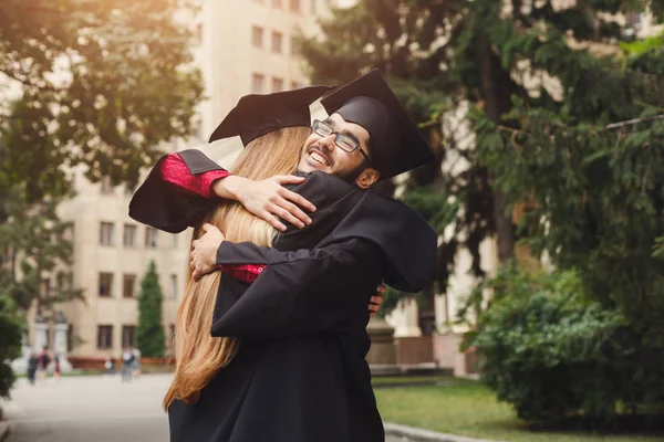 Öğrencilerin mezuniyet günlerinde sarılma çifti — Stok fotoğraf