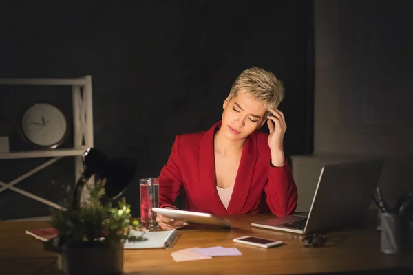 Nachdenkliche Frau im Büro — Stockfoto