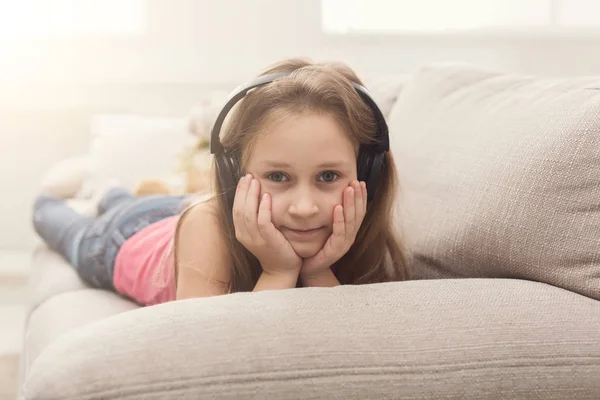 Ganska kvinnliga kid Lyssna på musik i hörlurar — Stockfoto