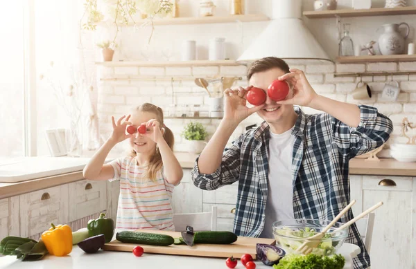 Mutlu baba ve kızı mutfak eğleniyor — Stok fotoğraf