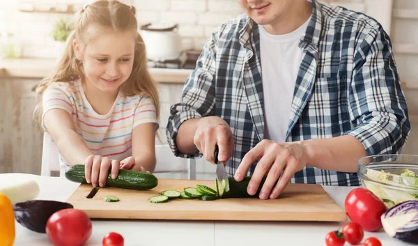 Baba ve küçük kızı salata hazırlık — Stok fotoğraf