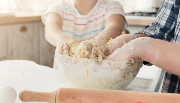 Far är matlagning bakelse med dotter — Stockfoto