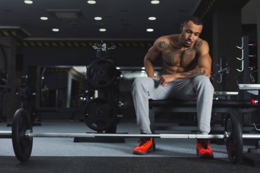 Kaslı vücut geliştirmeci dinlendikten sonra deadlifts vasıl jimnastik salonu