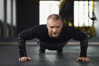 Fitness egzersiz, push up veya tahta genç adam