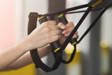 Kadın trx eğitim salonunda gerçekleştirme