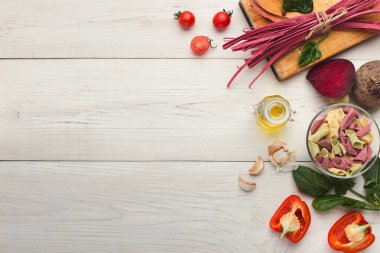 Beyaz tahtaya üstten görünüm çeşitli renkli makarna kase