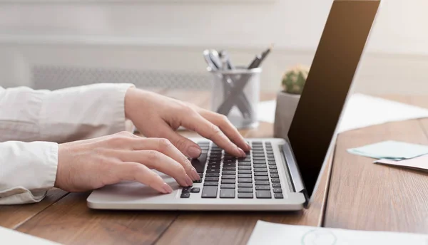 Sidovy av kvinnans händer att skriva på laptop tangentbord — Stockfoto