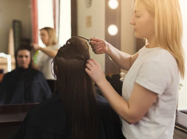 Vrouw krijgt kapsel op salon — Stockfoto
