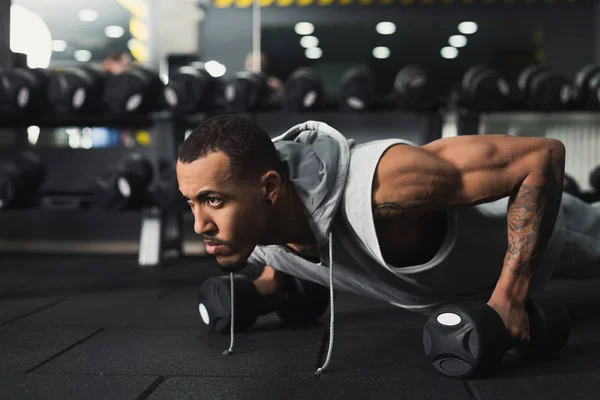 A fiatalember fitness edzés, push up vagy deszka — Stock Fotó