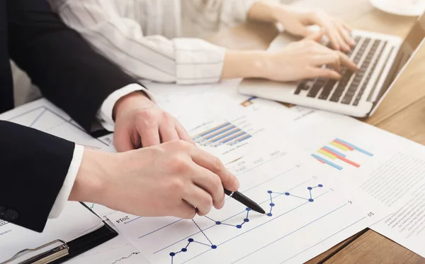 Man and woman analyzing financial graphs — Stock Photo, Image