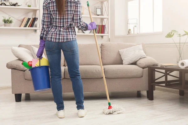 Mulher com equipamento de limpeza pronto para limpar quarto — Fotografia de Stock