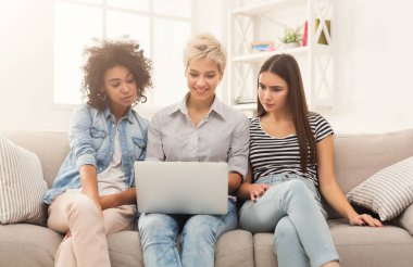 Üç güzel kadın dizüstü evde kullanma