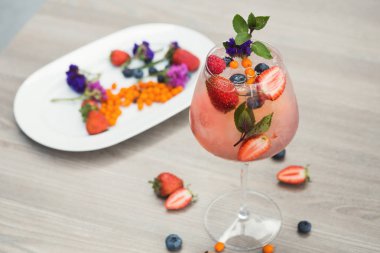 Açık renkli karşı şampanya kokteyli