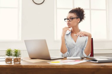 Düşünceli iş kadını ofiste