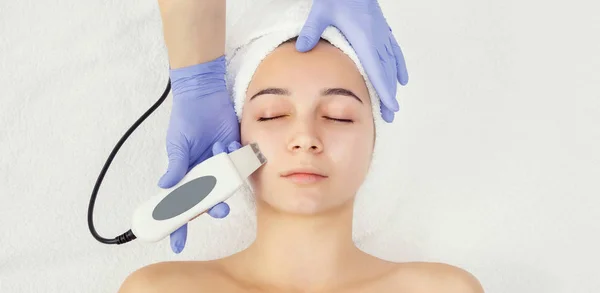 Kvinna att få ansiktsbehandling på skönhetssalong — Stockfoto
