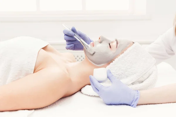 Woman gets face mask by beautician at spa — Stock Photo, Image