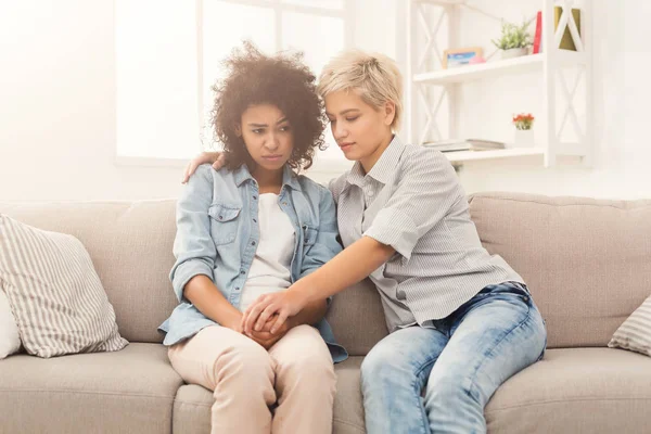 Two women talking about problems at home — Stock Photo, Image