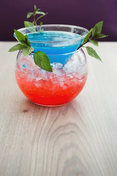 Cocktail Blue hawaii servito sul tavolo del ristorante — Foto Stock