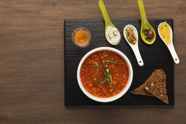 Köstliche russische Suppe mit Snacks und Getränken — Stockfoto