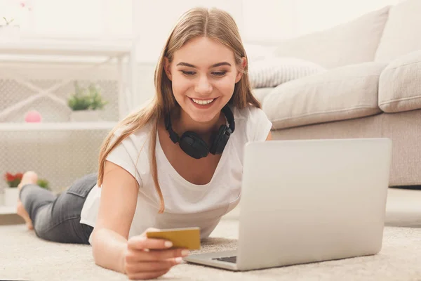 Mujer feliz de compras en línea con tarjeta de crédito — Foto de Stock