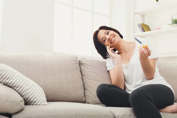 Mujer feliz hablando por teléfono móvil —  Fotos de Stock