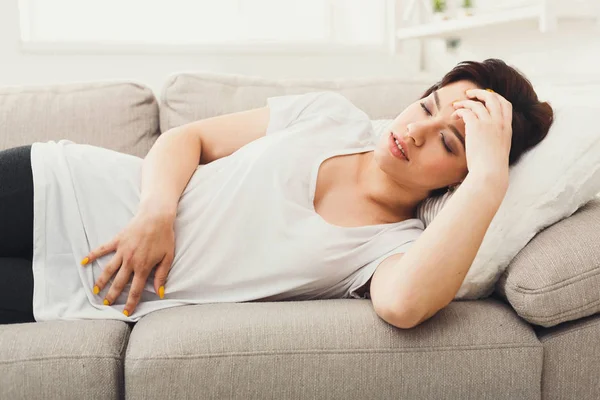 Chica morena casual sintiendo dolor — Foto de Stock