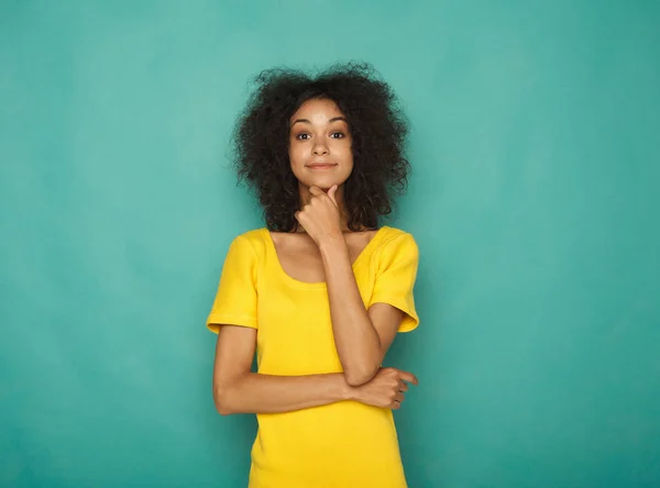 Portret van doordachte vrouw met mysterieuze blik — Stockfoto