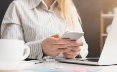 Smartphone işyerinde tutan kadın Yöneticisi