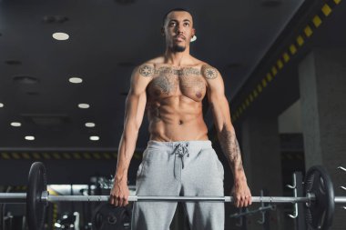 Spor salonunda ağır deadlifts yaparken kas vücut geliştirmeci