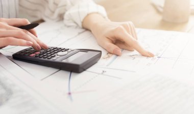 Hesap makinesi, sac ve grafik ile eller