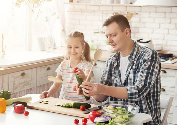 Feliz padre y su hija se divierten en la cocina — Foto de Stock