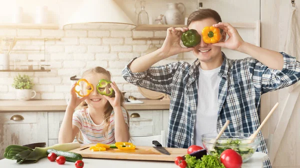 Mutlu Baba Birlikte Mutfak Sağlıklı Yemek Yaparken Eğlenmek Biber Gözleriyle — Stok fotoğraf