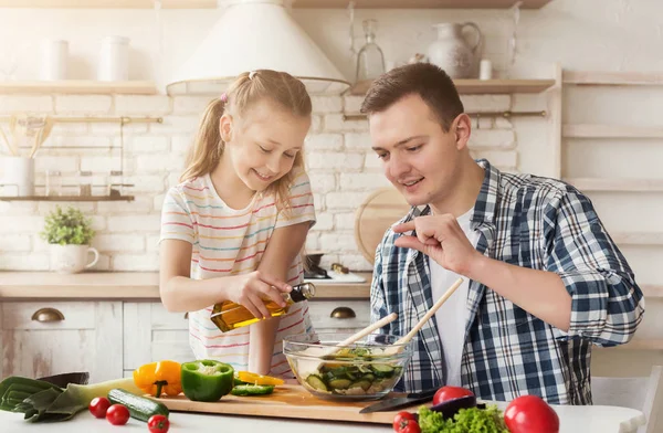 お父さんと小さな娘が自宅の台所で調理 — ストック写真