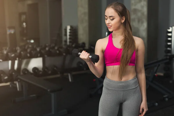 Fitness kvinna med hantlar på gymmet — Stockfoto