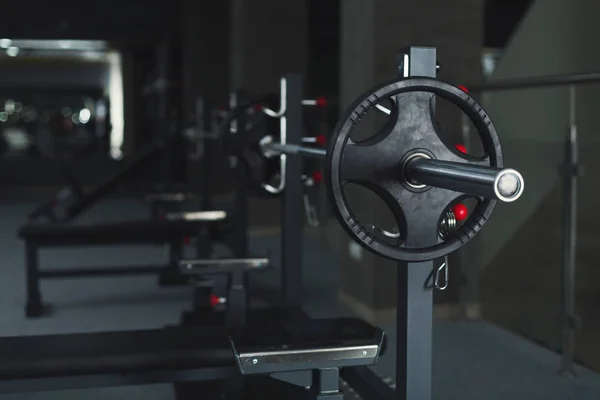 Interior moderno ginásio com equipamento de levantamento de peso — Fotografia de Stock