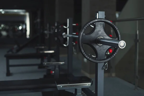 Intérieur moderne de gymnase avec équipement d'haltérophilie — Photo