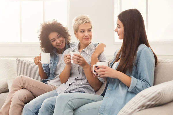Três amigas com café conversando em casa — Fotografia de Stock