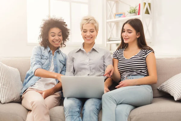 Drei schöne Frauen mit Laptop zu Hause — Stockfoto