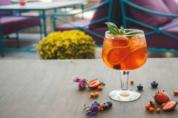 Service moderne de spritz italien avec des tranches d'orange — Photo