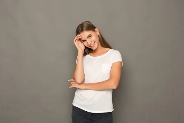 Sonriente chica rubia posando en el estudio — Foto de Stock