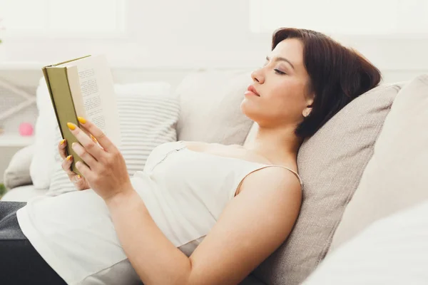 Hermosa mujer leyendo un libro — Foto de Stock