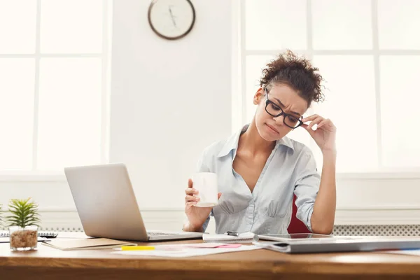 Mujer de negocios reflexiva en la oficina —  Fotos de Stock