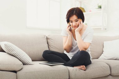 Genç kız cep telefonu üzerinde arama