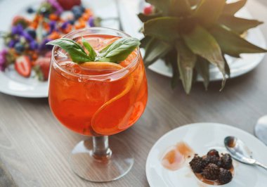 Portakal dilimleri ile İtalyan spritz modern hizmet
